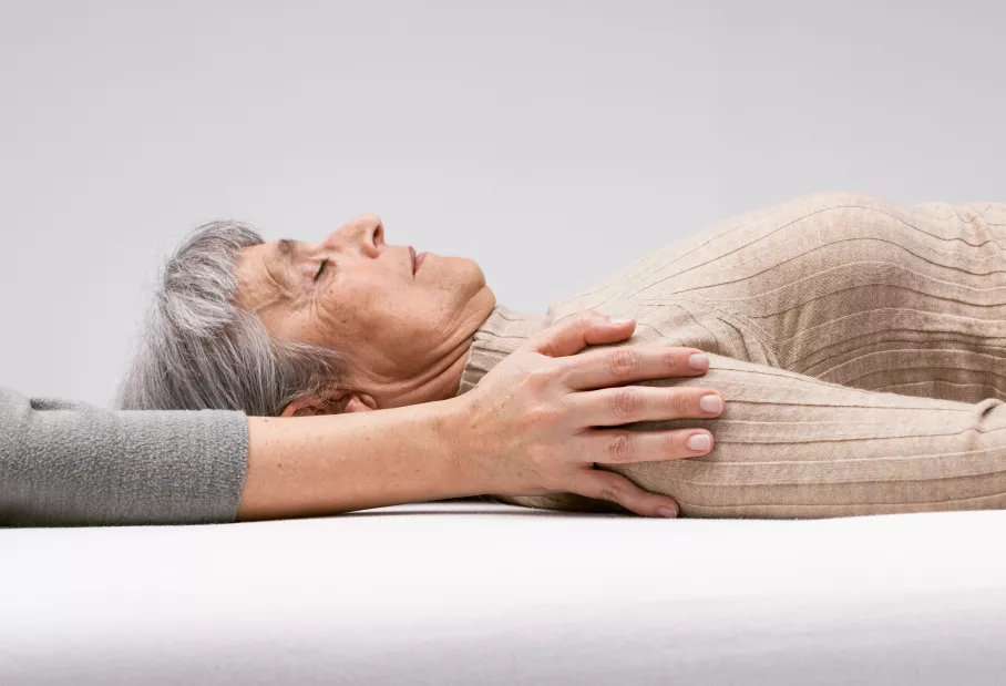 Craniosacral Therapeutin behandelt Mädchen am Kiefer